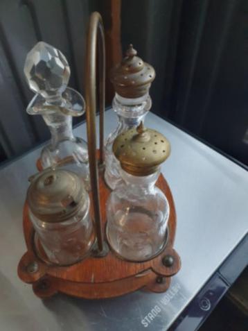Prachtig antiek vinegar set met geslepen glazen accessoires. beschikbaar voor biedingen