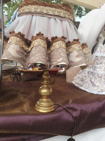 Prachtige Shabby Chic tafellamp op messing voet beschikbaar voor biedingen