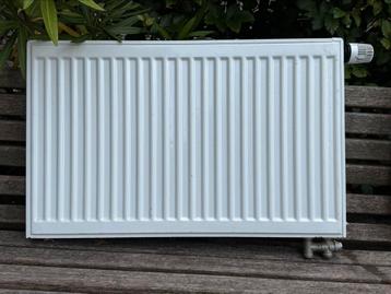 Radiator (dubbele plaat) 80x50x10 met thermostaat beschikbaar voor biedingen