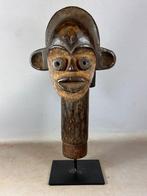 250938 Afrikaans Tsogo hoofd on stand uit Gabon, Antiek en Kunst, Ophalen of Verzenden