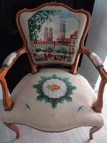 Antieke Handgeborduurde Fauteuil beschikbaar voor biedingen