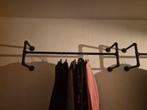 Twee kledingrekken voor aan de muur, Ophalen