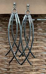 Zilveren kleurige stalen oorhangers strak en lengte 8cm, Overige materialen, Hangers, Nieuw, Ophalen of Verzenden