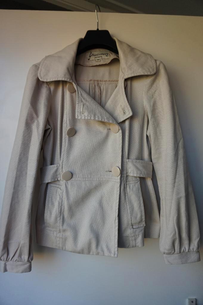 Stradivarius trenchcoat jas beige / crème katoen maat M, Kleding | Dames, Jassen | Zomer, Zo goed als nieuw, Maat 38/40 (M), Beige