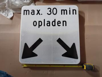 Verkeersbord max 30 min opladen met 2 pijlen