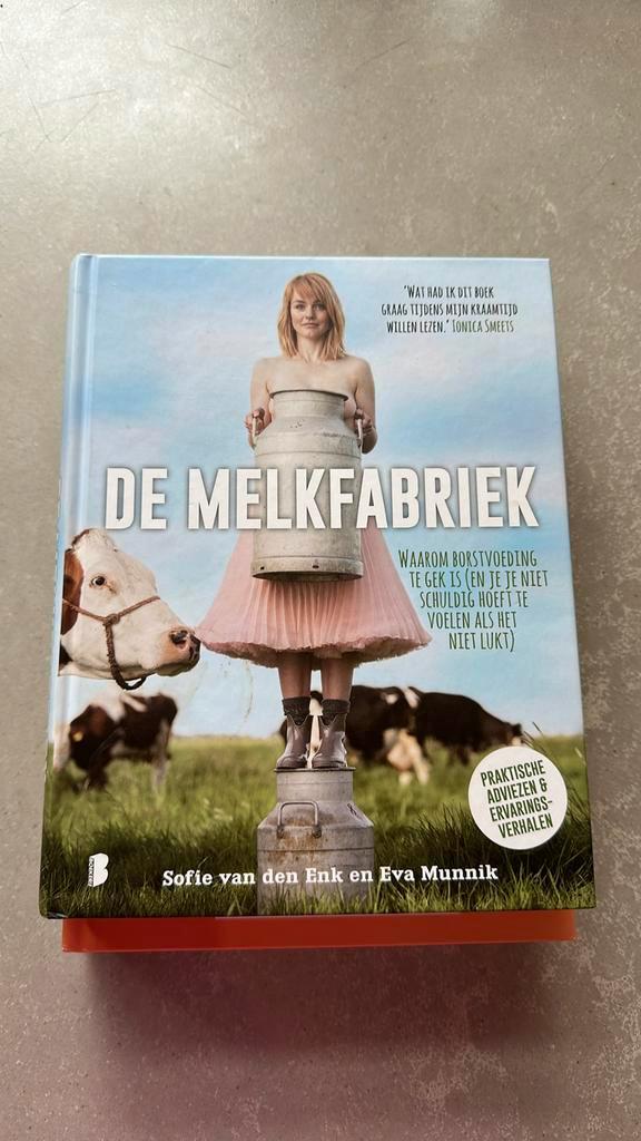 Sofie van den Enk - De melkfabriek, Boeken, Kinderboeken | Baby's en Peuters, Zo goed als nieuw, 3 tot 4 jaar, Ophalen of Verzenden