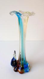 Glazen vaas helder blauw rood wijde hals en vis 2651-g, Antiek en Kunst, Antiek | Glas en Kristal, Ophalen of Verzenden