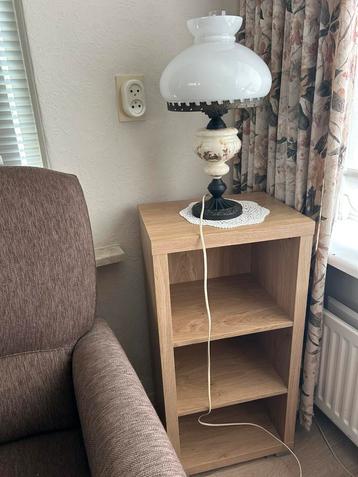 Klassieke tafellamp + licht eiken kastje beschikbaar voor biedingen