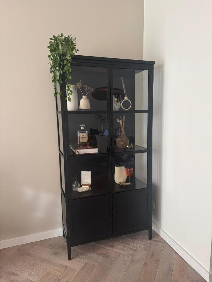 Stalen vitrinekast – zwart met glas (industrieel design), Huis en Inrichting, Kasten | Vitrinekasten, Zo goed als nieuw, 150 tot 200 cm