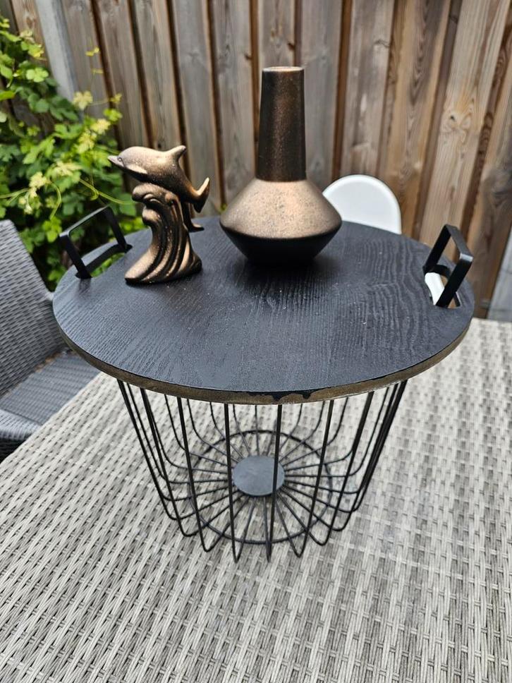Industrial bijzettafel opbergen mand zwart metaal onderstel, Huis en Inrichting, Tafels | Salontafels, Zo goed als nieuw, Minder dan 50 cm