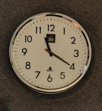 Grote quartz klok 44cm.TSM.Group  beschikbaar voor biedingen