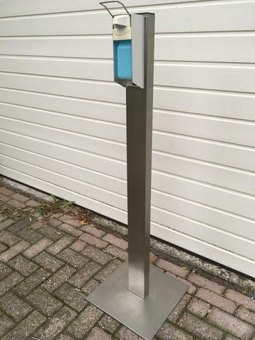 Zeep- of alcohol dispenser op zware voet beschikbaar voor biedingen