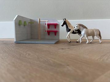 Schleich Paarden + Zadelkamer beschikbaar voor biedingen
