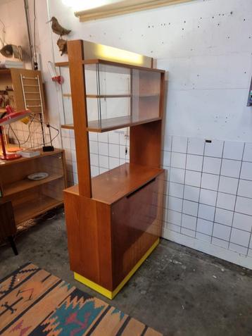 Vintage wandkast met vitrine en dekenkist jaren 60 beschikbaar voor biedingen