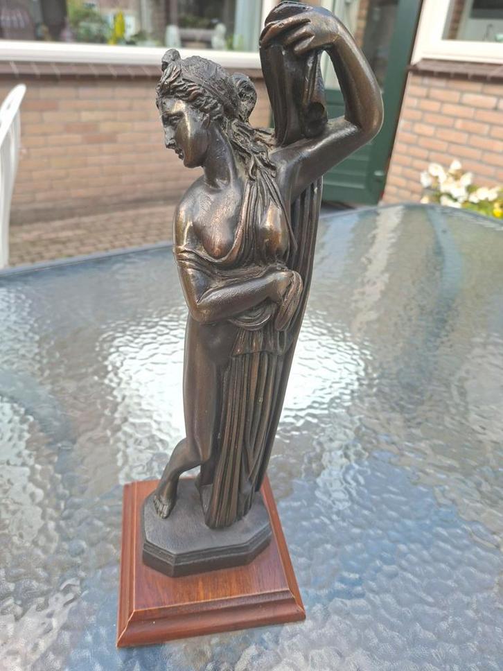Bronzen beeld van een vrouw met kruik, Antiek en Kunst, Antiek | Koper en Brons, Brons, Ophalen of Verzenden