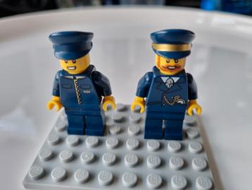 set van 2 nieuwe lego figuurtjes machinist en stationschef beschikbaar voor biedingen