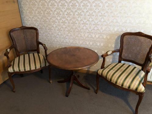 Leuk brocant setje twee armstoeltjes en tafeltje op wielen, Antiek en Kunst, Antiek | Meubels | Stoelen en Banken, Ophalen