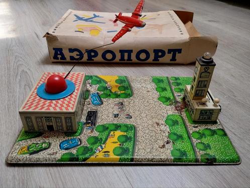 Oud blikken russisch vliegveld opwindbaar  originele doos, Antiek en Kunst, Antiek | Speelgoed, Ophalen of Verzenden