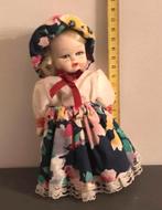 Porseleinen Popje met Bloemenjurk, Verzamelen, Poppen, Ophalen of Verzenden, Zo goed als nieuw, Pop