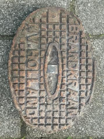 Massief zware vintage brandkraan putdeksel beschikbaar voor biedingen