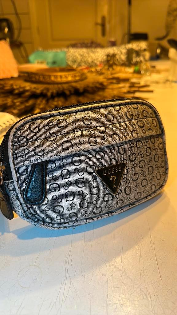 GUESS tas originele monogram belt bag  cross in topstaat!, Kleding | Heren, Riemen en Ceinturen, Zo goed als nieuw, Zwart, Ophalen of Verzenden
