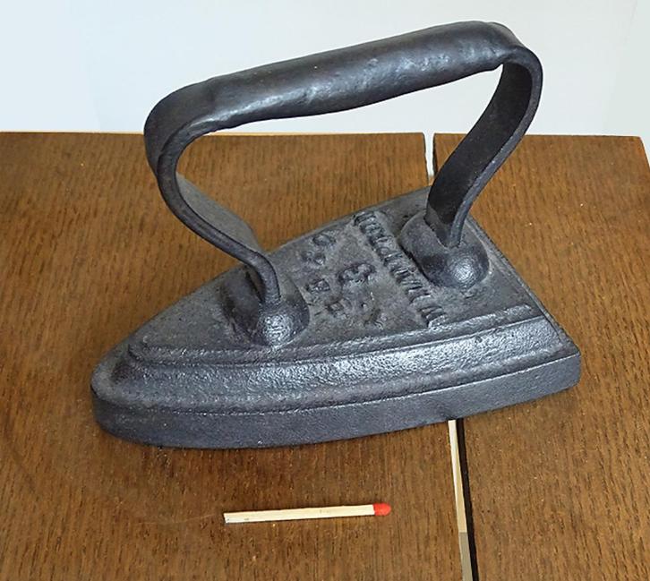 Antieke strijkijzer W. Hampton & Co '3', Antiek en Kunst, Antiek | Gereedschap en Instrumenten, Ophalen of Verzenden