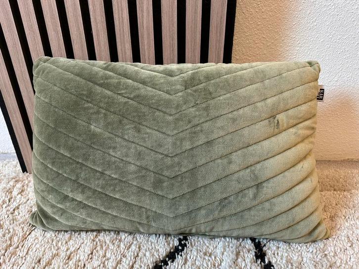 Sierkussen olijfgroen inclusief vulling 55x35, Huis en Inrichting, Woonaccessoires | Kussens, Gebruikt, Groen, Rechthoekig, Ophalen of Verzenden
