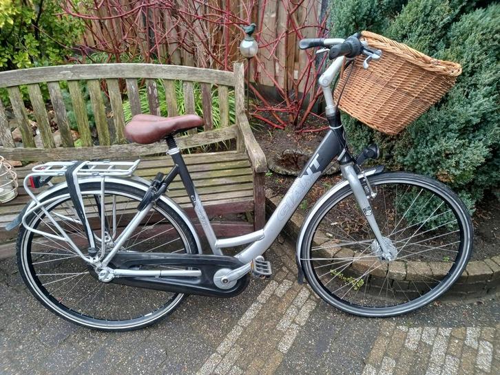 Giant " Centro", Fietsen en Brommers, Fietsen | Dames | Damesfietsen, Zo goed als nieuw, Giant, Versnellingen, 56 cm of meer, Ophalen