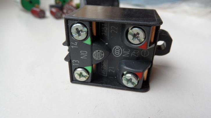 Schneider Electric XE2SP2151 Snap Action Limit Switch, Hobby en Vrije tijd, Elektronica-componenten, Gebruikt, Ophalen of Verzenden