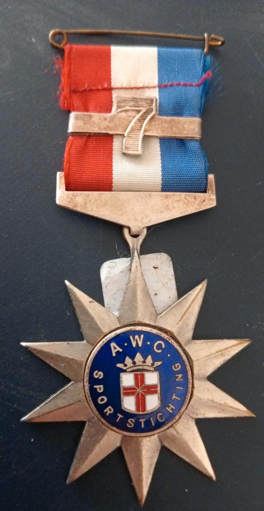 Dit is een medaille van de Amersfoortse Wandel Centrale (A.W, Postzegels en Munten, Penningen en Medailles, Overige materialen