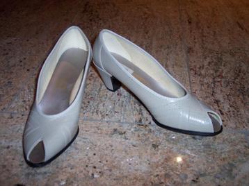Pumps Grijs met Witte Bies 38 39 Ongedragen ( Jool ) beschikbaar voor biedingen