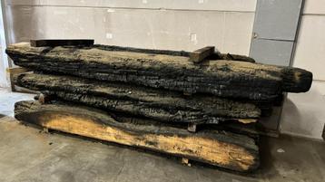 Eiken balken Shou Sugi Ban look beschikbaar voor biedingen
