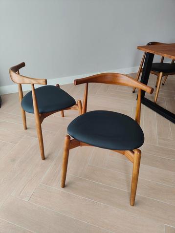 2x nieuwe Japandi style bow chair eetkamerstoelen