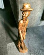 Handgesneden houten beeld van man met hoed en wandelstok,, Antiek en Kunst, Ophalen of Verzenden