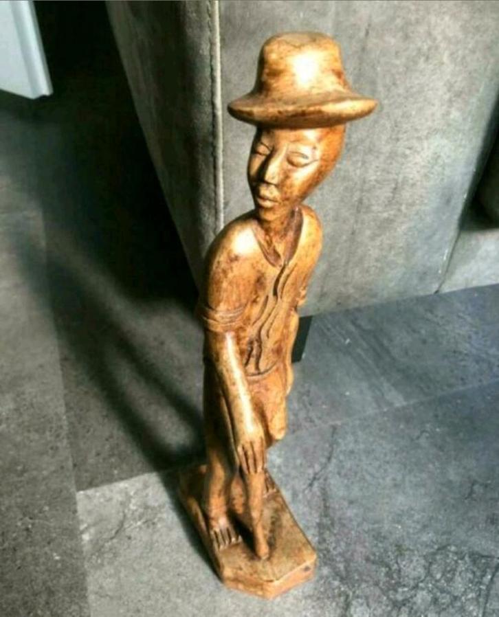 Handgesneden houten beeld van man met hoed en wandelstok,, Antiek en Kunst, Kunst | Beelden en Houtsnijwerken, Ophalen of Verzenden