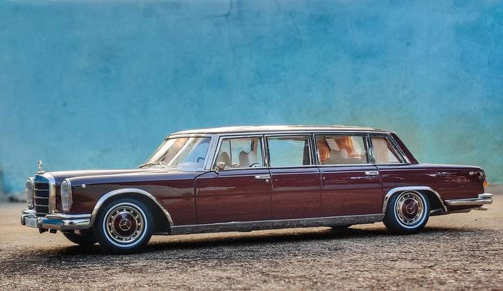 Kengfai Mercedes-Benz 600 Pullman bordeaux rood 1/18, Hobby en Vrije tijd, Modelauto's | 1:18, Zo goed als nieuw, Autoart, Ophalen of Verzenden