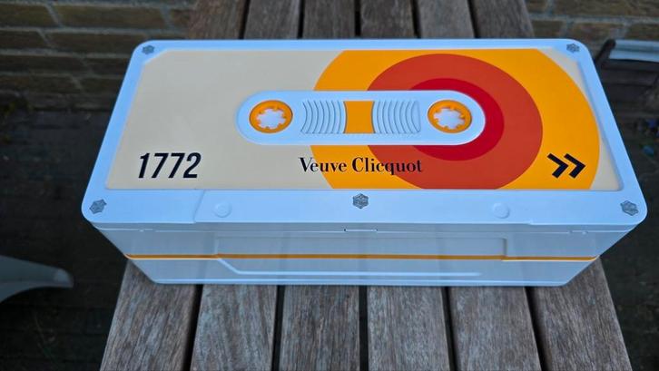 Veuve Clicquot limited editie verpakking als cassettebandje, Verzamelen, Wijnen, Zo goed als nieuw, Champagne, Frankrijk, Ophalen