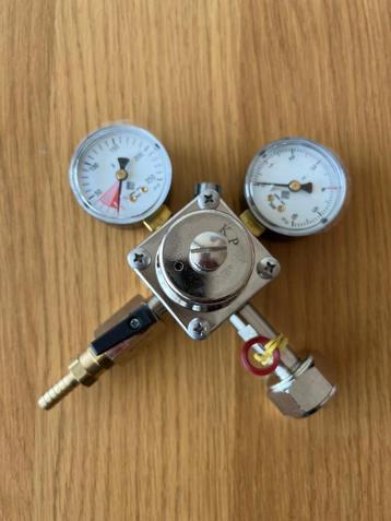 CO2 - drukregelaar / drukrmeter / regulator met 1 uitgang beschikbaar voor biedingen