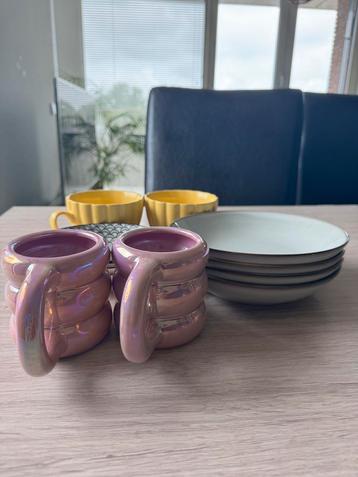 Ikea borden en mokken beschikbaar voor biedingen