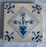 Antieke tegel met bloem bodemvondst, Antiek en Kunst, Ophalen of Verzenden