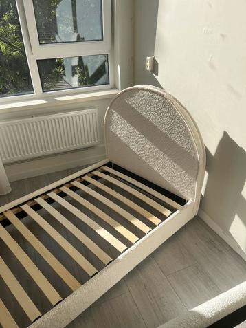 Crème Bouclé Eenpersoonsbed 90x200 beschikbaar voor biedingen