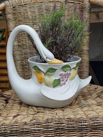 Vintage Italiaanse barbotine zwaan, bloempot zwaan met fruit beschikbaar voor biedingen