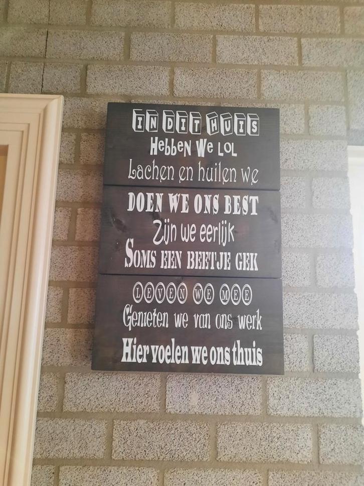 Houten bord met tekst - In dit huis, Huis en Inrichting, Woonaccessoires | Wanddecoraties, Gebruikt, Ophalen