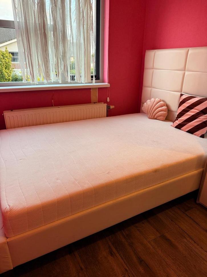 Bed met achterwand 140cm breed x 200cm lang, Huis en Inrichting, Slaapkamer | Bedden, Zo goed als nieuw, Eenpersoons, 160 cm, 200 cm
