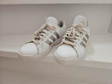 witte adidas sneakers maat 38 2/3 beschikbaar voor biedingen
