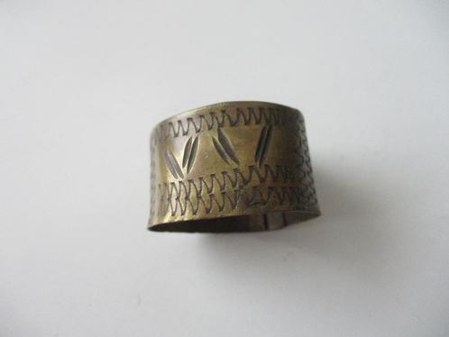 Metalen ring met gravering, Antiek en Kunst, Curiosa en Brocante, Verzenden