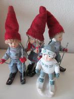 beeldjes op ski's met rode vilten muts op leuk voor kerst, Ophalen of Verzenden, Zo goed als nieuw