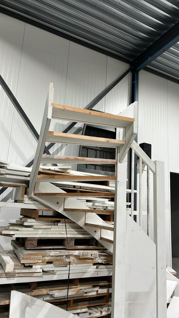 Halfslag trap 2900 hoog dicht rechtsom, Doe-het-zelf en Verbouw, Ladders en Trappen, 2 tot 4 meter, Ophalen of Verzenden