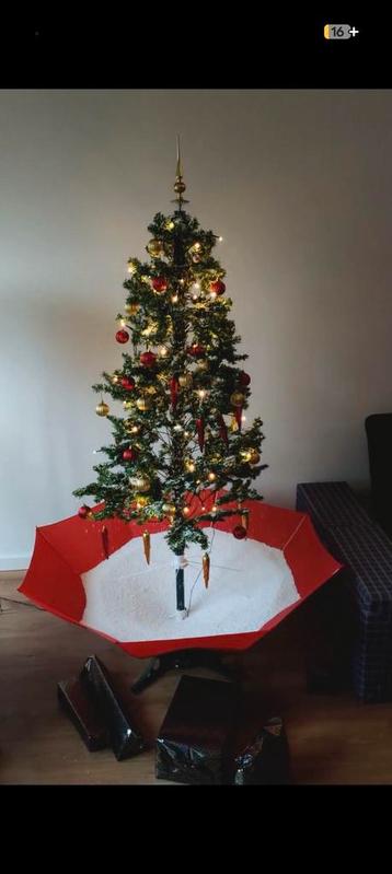 Sneeuwende kerstboom 180 cm hoog beschikbaar voor biedingen