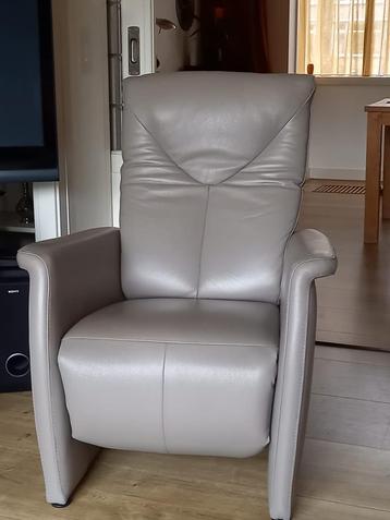 Elektrisch verstelbare fauteuil kunstleer taupe beschikbaar voor biedingen